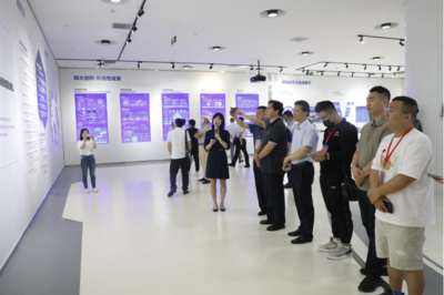 拥抱“新动能” 网络名人近距离感受宁德新能源产业“加速度”